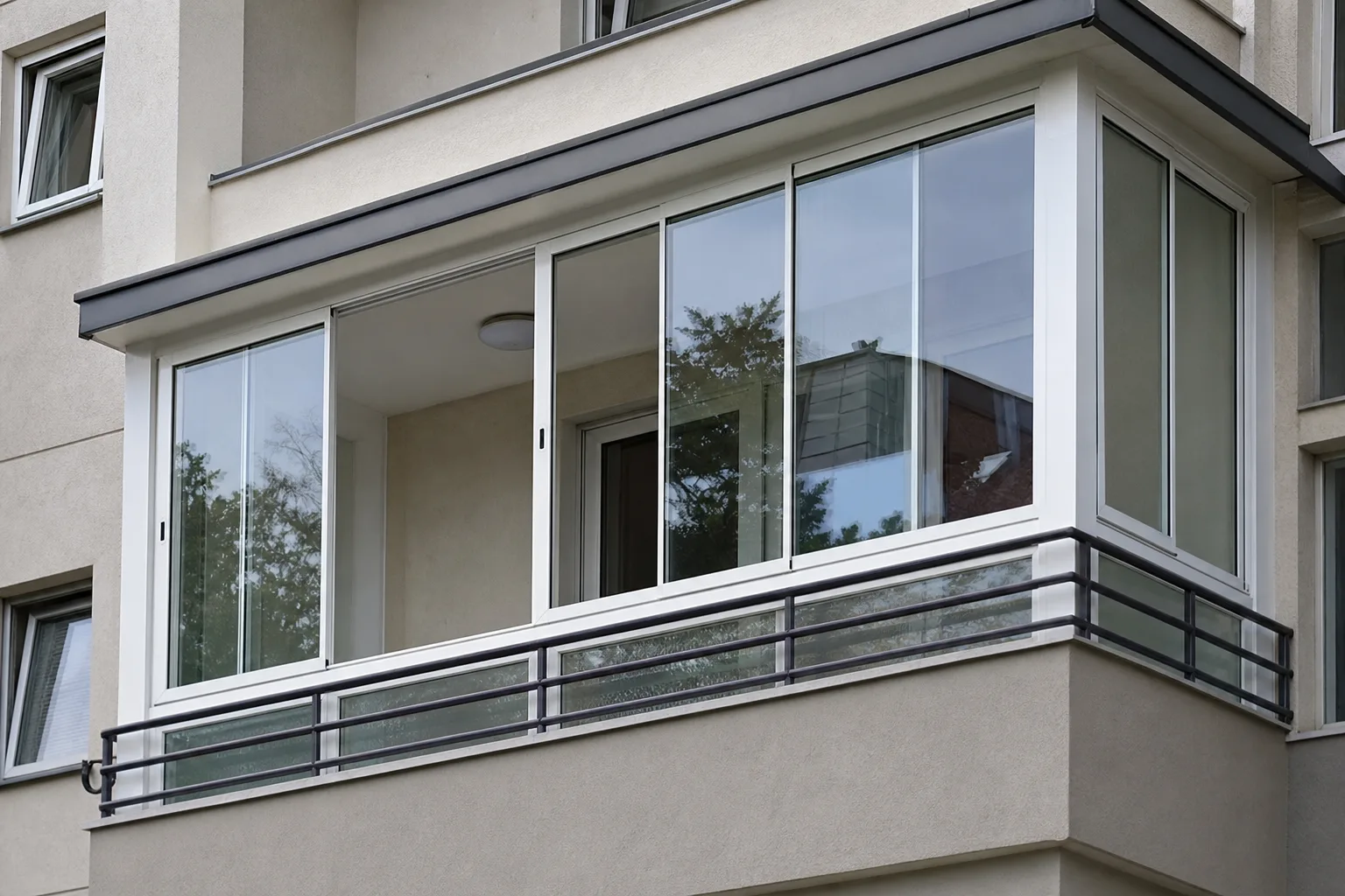 PVC klizni sistem zastakljivanja terase na stambenom objektu